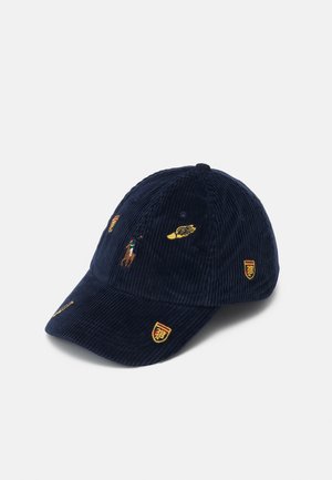 Casquette de baseball en velours côtelé bleu marine avec des ailes jaunes brodées, des emblèmes de bouclier et un cavalier à cheval à l'avant et sur la visière.