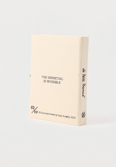 Cubierta de libro beige con el texto "Lo esencial es invisible", numeración "03/77", derechos de autor "Sucesión Antoine de Saint-Exupéry 2025" y "El Principito" en el lomo.