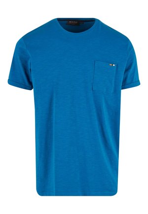 T-shirt bleu à manches courtes en tissu texturé avec un col rond et une poche sur la poitrine gauche. La poche présente de petites touches de couleur contrastante.