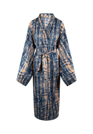 Blauwe en beige gestreepte robe met brede mouwen en een riem. Gemaakt van een stoffen textuur en heeft een tie-dye-effect met verticale strepen.