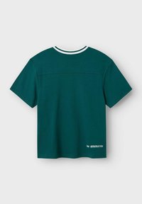 Mørkegrøn kortærmet t-shirt med ribbet hvid krave og detaljering i syningerne. Har teksten "NEW GENERATION" nær kanten.