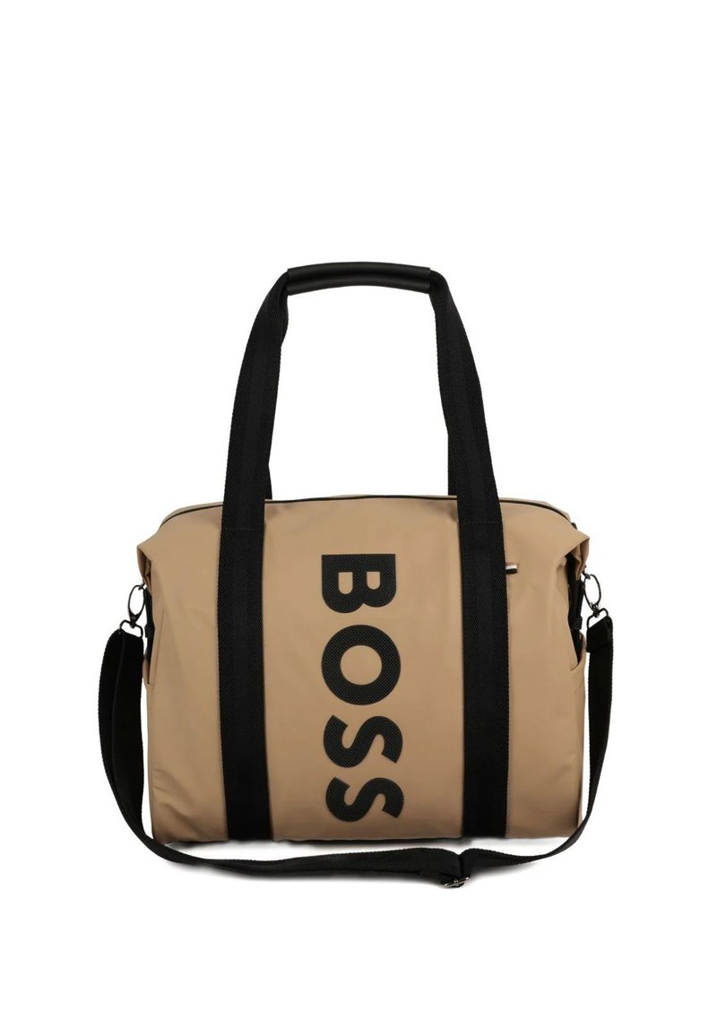 Borsa da viaggio beige con strisce verticali nere, manico imbottito, tracolla staccabile e la scritta "BOSS" stampata in grassetto nero.