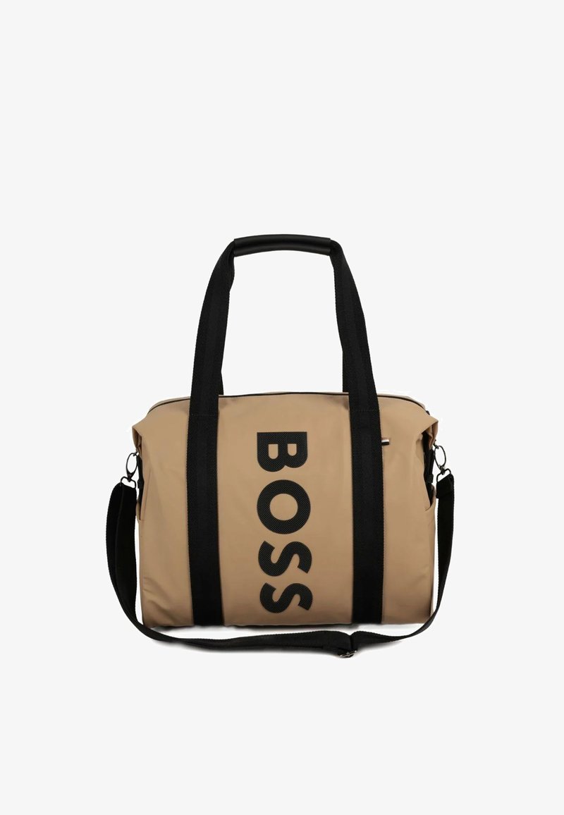 Borsa da viaggio beige con strisce verticali nere, manico imbottito, tracolla staccabile e la scritta "BOSS" stampata in grassetto nero.