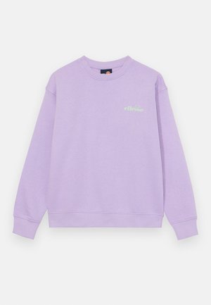Liliowa bluza z okrągłym dekoltem i długimi rękawami, z małym białym logo "ellesse" na lewej górnej stronie klatki piersiowej, prezentowana na białym tle.