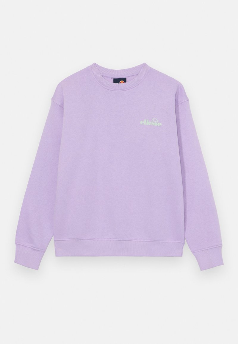 Sweat-shirt lilas à col rond avec manches longues et petit logo blanc « ellesse » sur le haut gauche de la poitrine, présenté sur fond blanc.