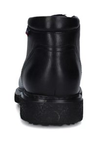 Bottine en cuir noir avec bout arrondi, semelle texturée et détails de couture subtils à l'arrière. Accentuée d'une étiquette rouge et bleue.