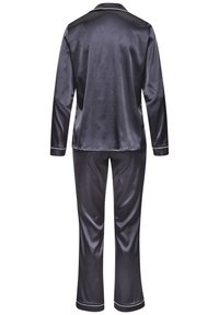 Schwarzes Satin-Schlafanzugset mit langärmeliger Bluse mit Reverskragen und Hose mit weißer Paspelierung an den Säumen und am Hemd. Glatte Textur über das gesamte Set.