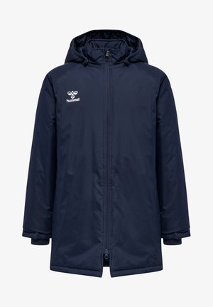 Manteau rembourré bleu marine avec capuche, fermeture éclair intégrale, poignets élastiques et logo sur la poitrine. Présente une texture lisse et douce.