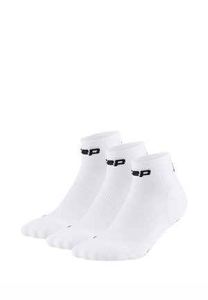 Drei Paar weiße Knöchelsocken mit schwarzem Logo-Schriftzug auf den Bündchen, nebeneinander auf weißem Hintergrund angeordnet.