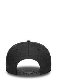 Schwarze Baseballmütze mit flacher Krempe, verstellbarem Plastikverschluss auf der Rückseite und glatter Stoffstruktur. Keine sichtbaren Logos oder Muster.