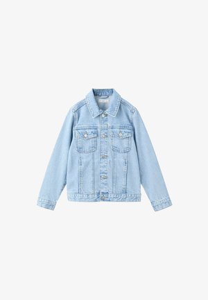 Giacca di jeans azzurro chiaro con colletto, maniche lunghe, chiusura con bottoni e due tasche sul petto con bottone, esposta su sfondo bianco.