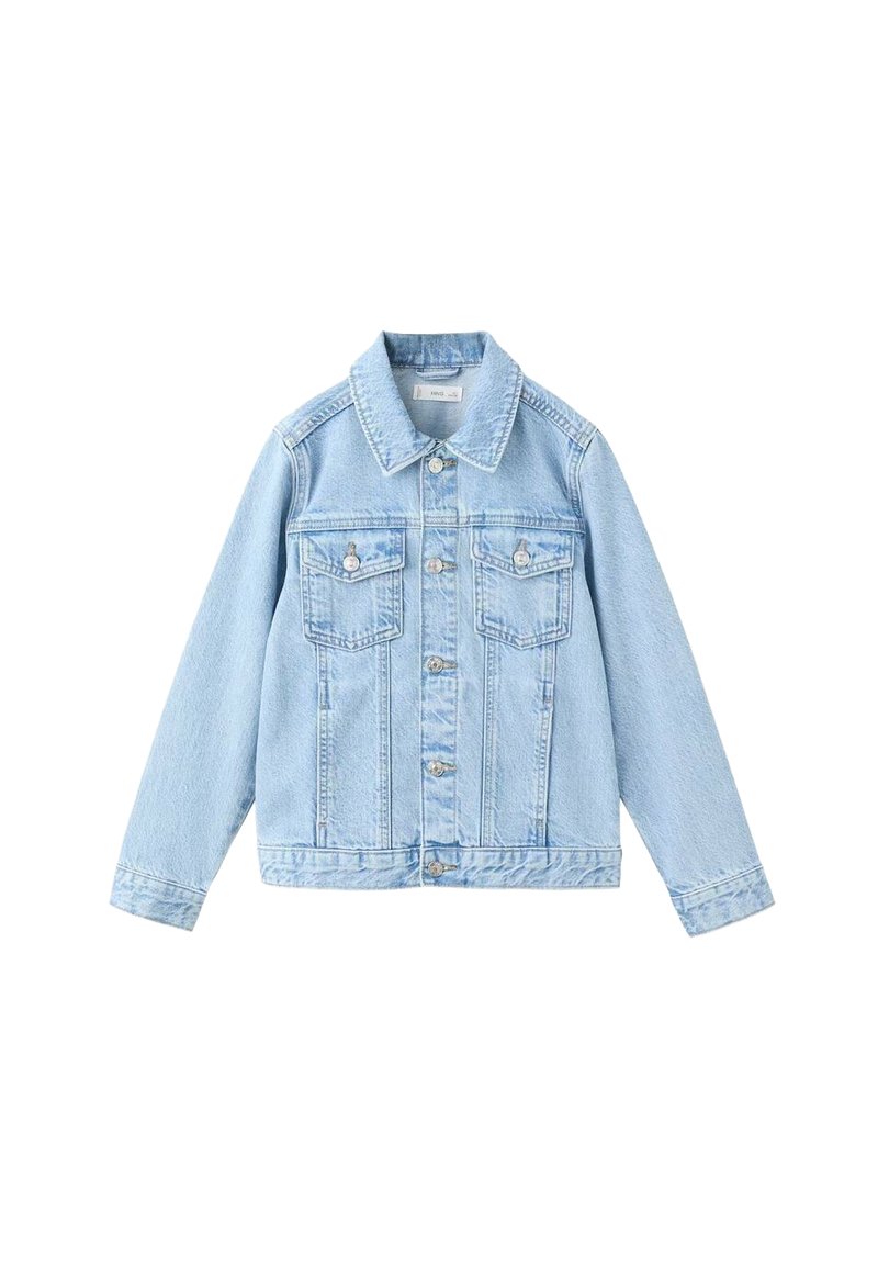 Veste en jean bleu clair avec col, manches longues, boutonnage avant et deux poches poitrine boutonnées, présentée sur fond blanc.