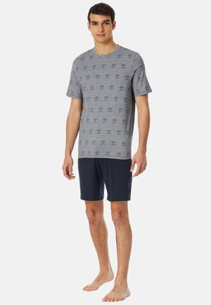 T-shirt grigio a maniche corte con un motivo sottile, abbinato a pantaloni corti blu navy. Realizzato in un tessuto morbido, presenta un classico collo a giro.