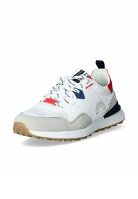 Zapatilla blanca con acentos en gris y marino, con materiales de ante texturizado y sintético suave, que presenta un cordón estampado y una suela de goma.