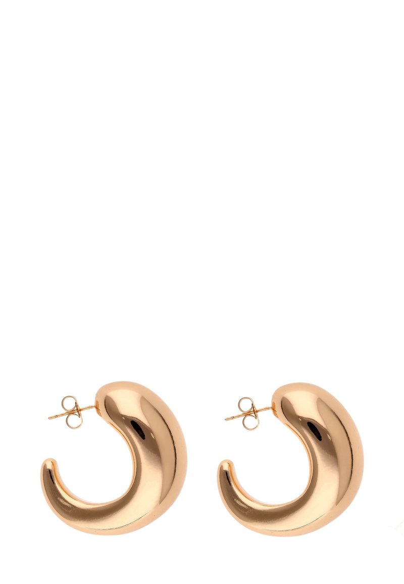 Metaliczne kolczyki w złotym odcieniu o zakrzywionym, błyszczącym wzorze. Posiadają gładką powierzchnię i zapięcie na sztyft. Każdy kolczyk ma kształt półksiężyca.