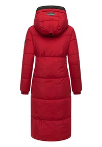 Rød polstret parka-frakke med hætte, der har en sort krave, lange ærmer og et knælangt design. Inkluderer synlige stikninger og elastiske manchetter.