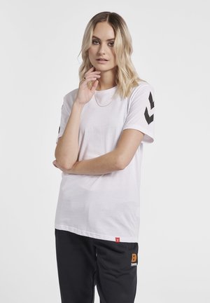 Witte katoenen t-shirt met zwarte chevronpatronen op de mouwen, ronde halslijn, rechte zoom, gecombineerd met donkere broek met oranje logo.