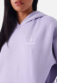 Lila hoodie gemaakt van zachte stof, met een wit geborduurd "PXP" logo en een kangoeroezak als opvallend detail.