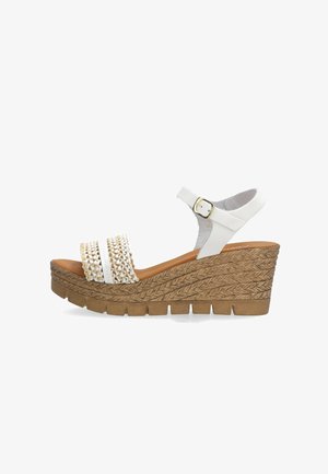 Witte sleehaksandaal met gevlochten voorste bandje, enkelbandje met gouden gesp en gestructureerde bruine plateauzool.