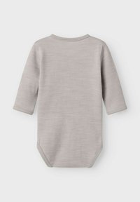Ljusgrå långärmad bodysuit i mjukt tyg, med rund halsringning och tryckknappar i botten. Slät yta, inga mönster.
