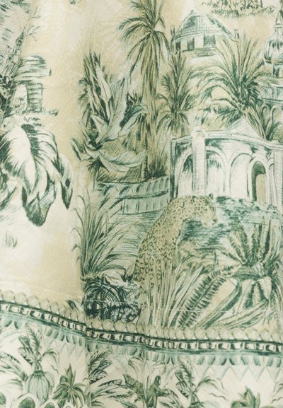 Πράσινο και μπεζ ύφασμα με εκτύπωση τροπικών φυτών, λεοπάρδαλη και αρχιτεκτονικές κατασκευές με αψίδες και τρούλους.