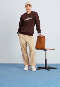 adidas Originals NICE CHINO - Auduma bikses - magic beige