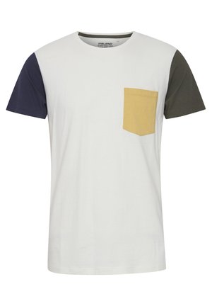 Kurzarm-T-Shirt aus weißer Baumwolle mit Akzenten in Marineblau, Oliv und Gelb. Verfügt über eine Brusttasche und einen klassischen Rundhalsauschnitt.