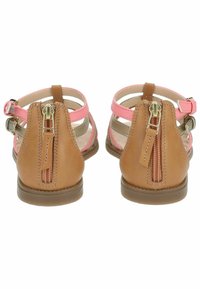 Sandalias de cuero marrón con correas rosa y beige, con cremallera trasera y múltiples cortes para ventilación. Suela plana.