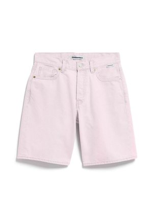Hellrosa Jeansshorts mit Knöpfen vorne, Gürtelschlaufen und vorderen Taschen, flach auf einem weißen Hintergrund ausgelegt.