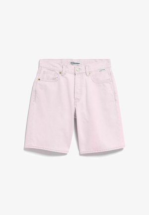 Hellrosa Jeansshorts mit Knöpfen vorne, Gürtelschlaufen und vorderen Taschen, flach auf einem weißen Hintergrund ausgelegt.