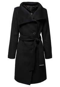 Long manteau en laine noir avec large col, un bouton visible et une ceinture en tissu assorti nouée à la taille.