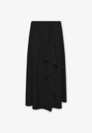 Svart omlottkjol av lätt tyg med lager på lager design och asymmetrisk nederkant. Slät textur och enkel finish.