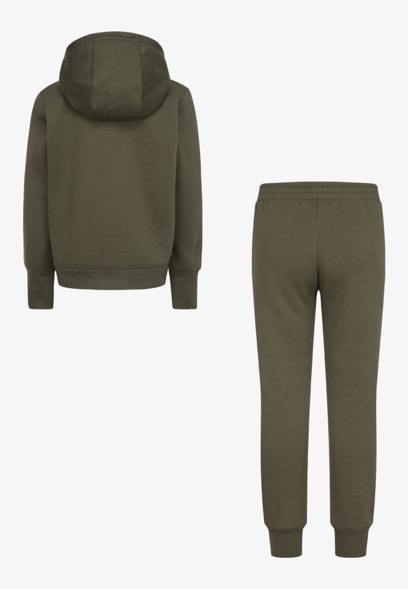 Haut à capuche vert olive avec capuche et poche kangourou, assorti à un pantalon de survêtement avec taille élastique et poignets côtelés.