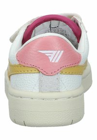 Vit sneaker med rosa och gula accenter; övre del i texturerat läder, vadderad krage, vit logotypdetalj och gummisål med mönster.