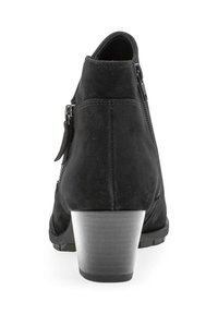 Zwarte enkelboots van zacht suède, met een rond neuspunt en een chunky, zilverkleurige hak. De zijrits verhoogt de toegankelijkheid.