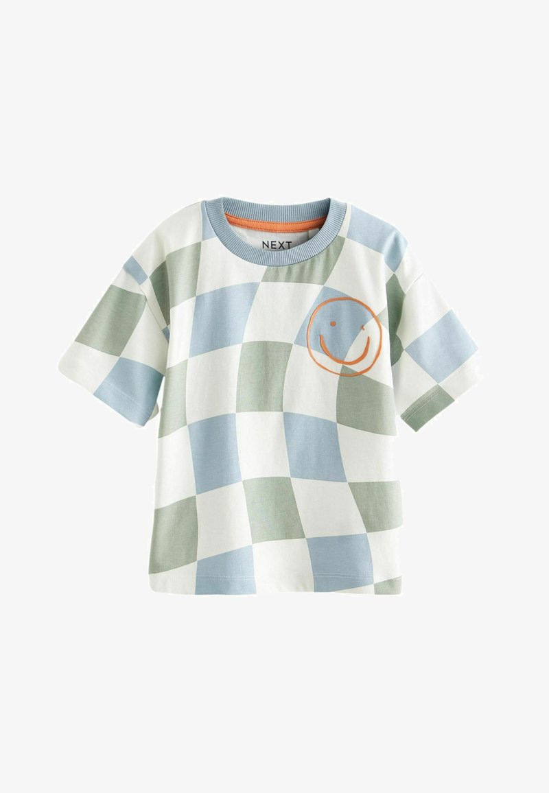 Košulja kratkih rukava s valovitom šahovskom bojom plave i zelene te narančastim smajlijem na lijevoj strani prsnog koša ispod plavog rebrastog ovratnika.