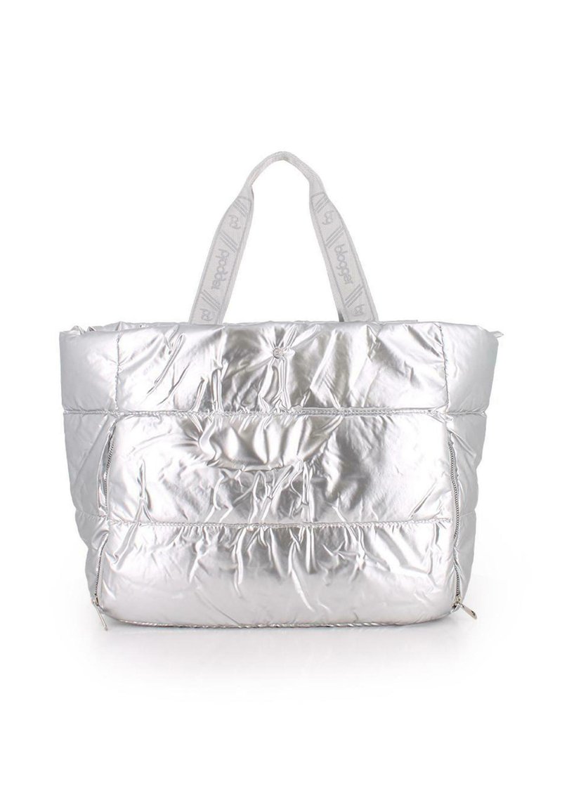 Bolso tote grande de metal plateado acolchado con dos asas blancas que presenta patrones de texto sutiles y bolsillos laterales con cremallera.