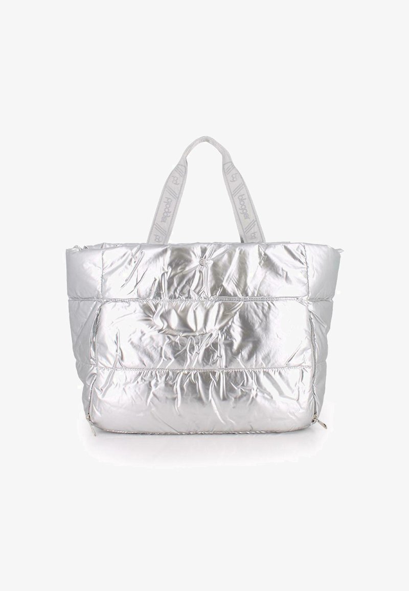 Bolso tote grande de metal plateado acolchado con dos asas blancas que presenta patrones de texto sutiles y bolsillos laterales con cremallera.