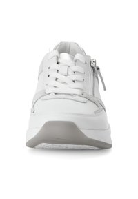 Weiße Sportschuhe mit einem glatten Lederoberteil, Schnürung und Reißverschluss, sowie einer grauen Gummisohle. Verfügt über dezente graue Akzente und Texturen.