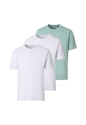 Tre magliette semplici a maniche corte con scollo rotondo, in bianco e verde chiaro, disposte sovrapposte su uno sfondo bianco.