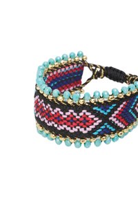 Pulsera trenzada con patrones en negro, rojo y rosa, acentuada por cuentas turquesas y detalles metálicos dorados a lo largo del borde.