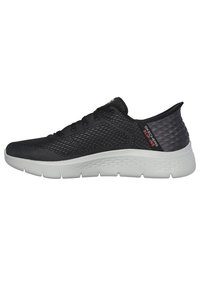 Zapatilla deportiva negra con parte superior de malla transpirable, talón texturizado y suela acolchada blanca en contraste. Muestra un diseño elegante y redondeado.