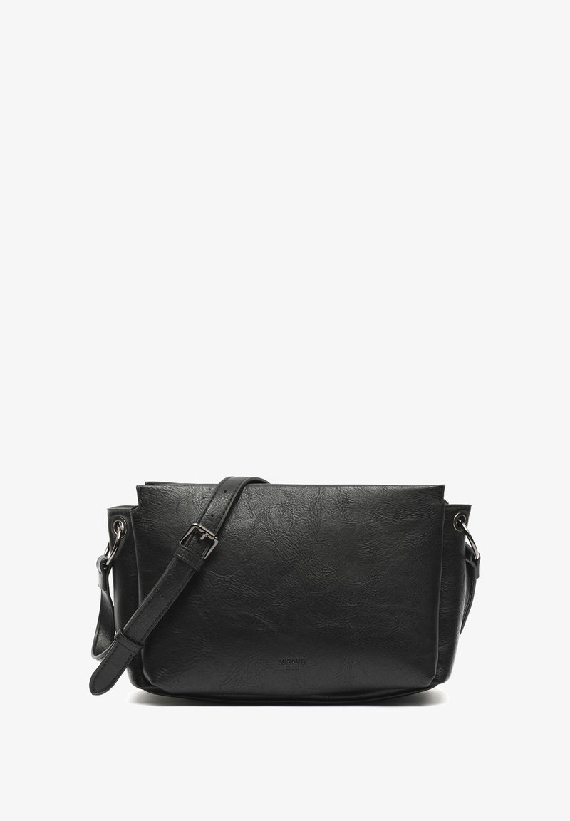 Borsa a tracolla nera in pelle con finitura testurizzata, forma rettangolare, tracolla regolabile e dettagli in metallo argentato.