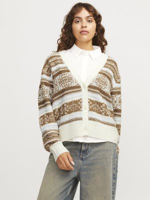 Cardigan en tricot de couleur crème, marron et bleu clair avec un motif rayé. Doté d'un col en V, d'une fermeture à boutons et de poignets côtelés. Texture confortable.