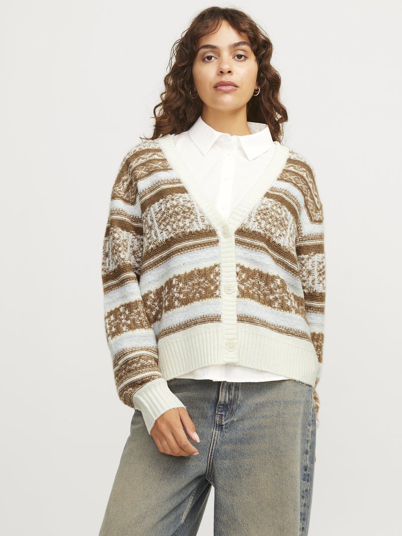 Cardigan en tricot de couleur crème, marron et bleu clair avec un motif rayé. Doté d'un col en V, d'une fermeture à boutons et de poignets côtelés. Texture confortable.