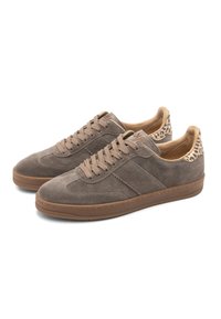 Sneaker in camoscio grigio con suole in gomma marrone, lacci beige e dettagli a stampa leopardo sul colletto del tallone, mostrati affiancati.