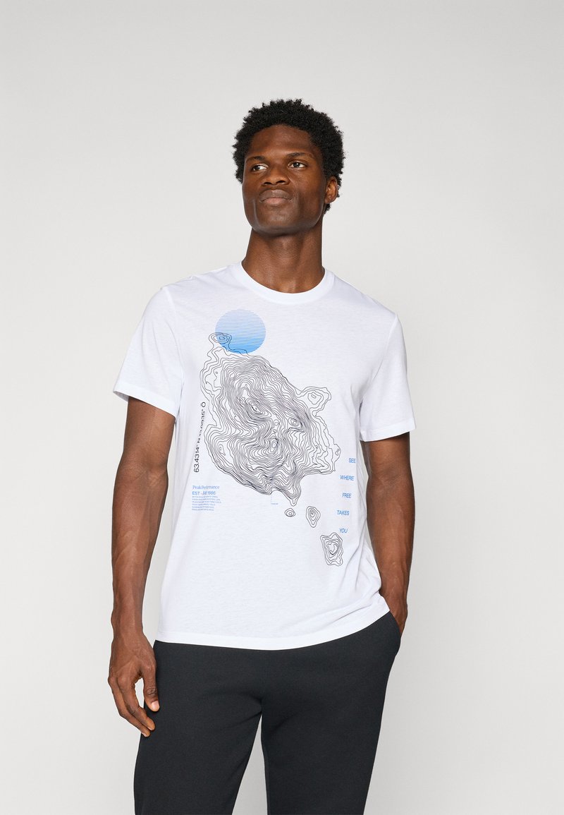 Camiseta de algodón blanca con un gráfico de mapa de contorno en negro y azul, con texto adicional y un acento circular azul. Mangas cortas, cuello redondo.