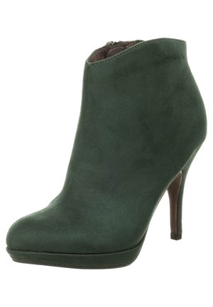 Bottes de cheville en daim vert avec un bout pointu, un talon de 10 cm et une texture lisse. Présente une plateforme cachée et une fermeture éclair.
