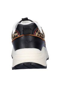 Zwarte en beige sneaker met een luipaardprint op de hak, een bovenkant van witte mesh en leer, een gestructureerde rubberen zool en een aantrekloop aan de achterkant.