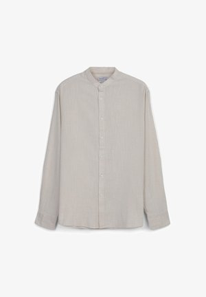 Camicia a maniche lunghe color beige chiaro con colletto alla coreana, chiusura frontale con bottoni e tessuto leggero con texture. Taglio dritto all'orlo.